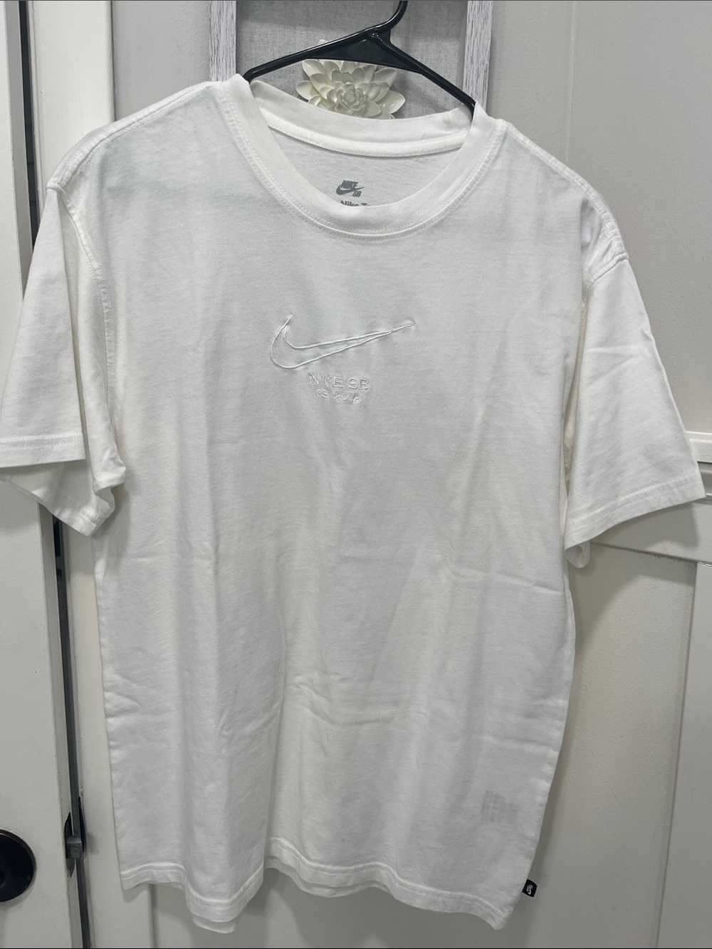 Nike SB embroidered logo premium essential t-shirt in white.